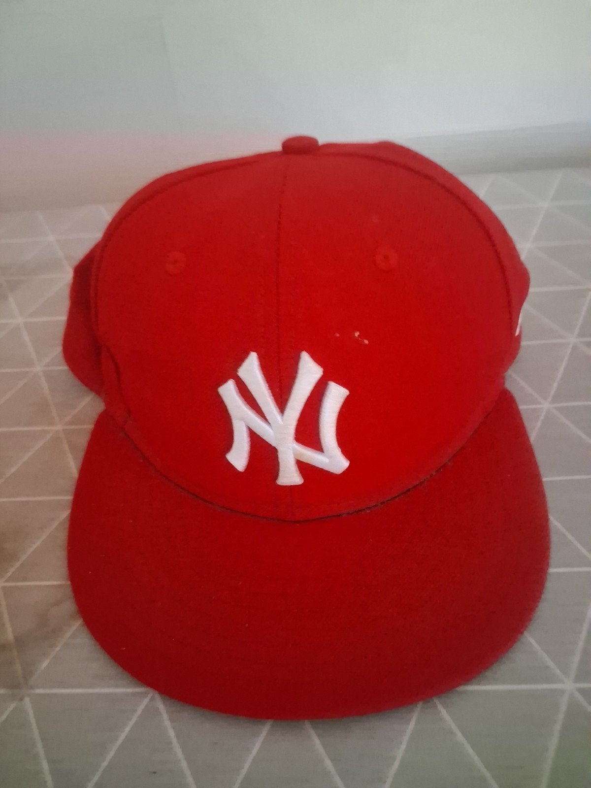New Era Pet - Rood, Zo goed als nieuw, Kleding | Heren, Hoeden en Petten, Ophalen of Verzenden, New Era, Pet, 57 cm (M, 7⅛ inch) of minder