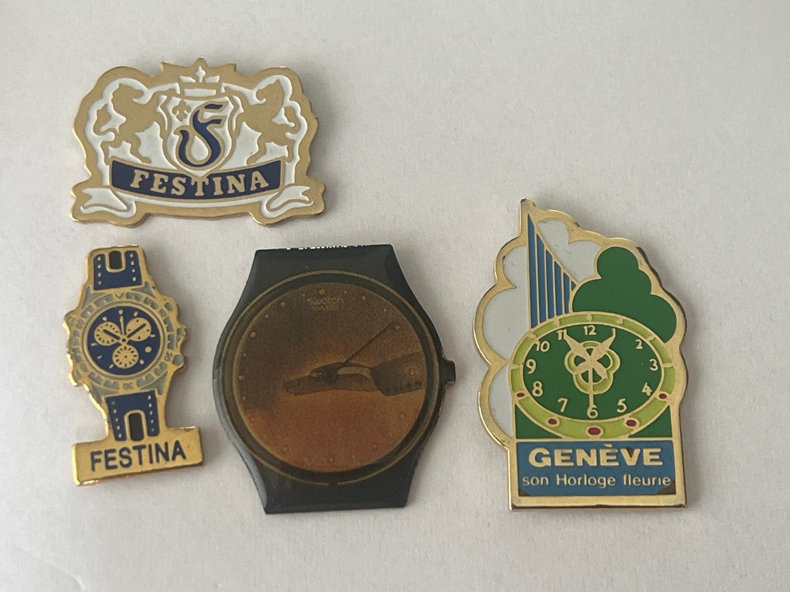 Set van 4 diverse horloge pins (Festina, Swatch, Genève), Gebruikt, Ophalen of Verzenden, Speldje of Pin, Nvt