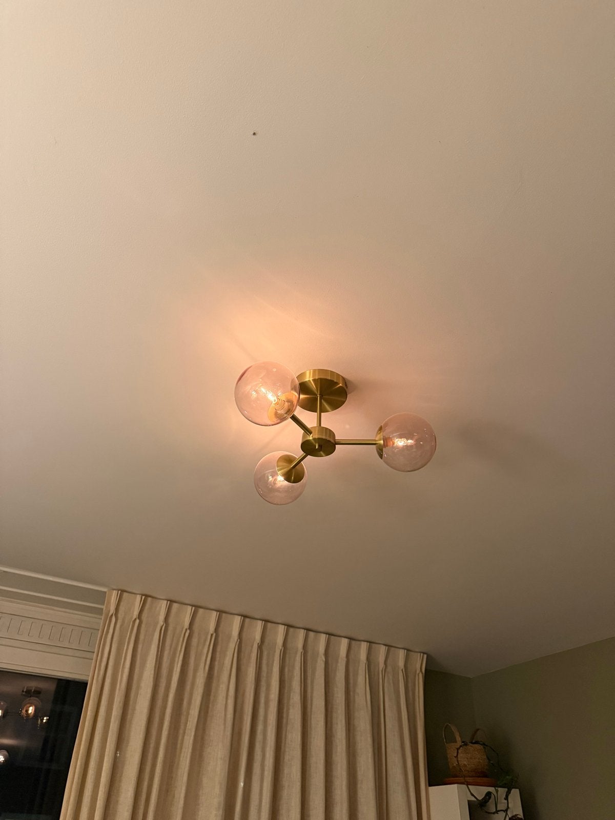 3x moderne messing plafondlamp met 3 glazen roze bollen, Ophalen, Zo goed als nieuw, Metaal
