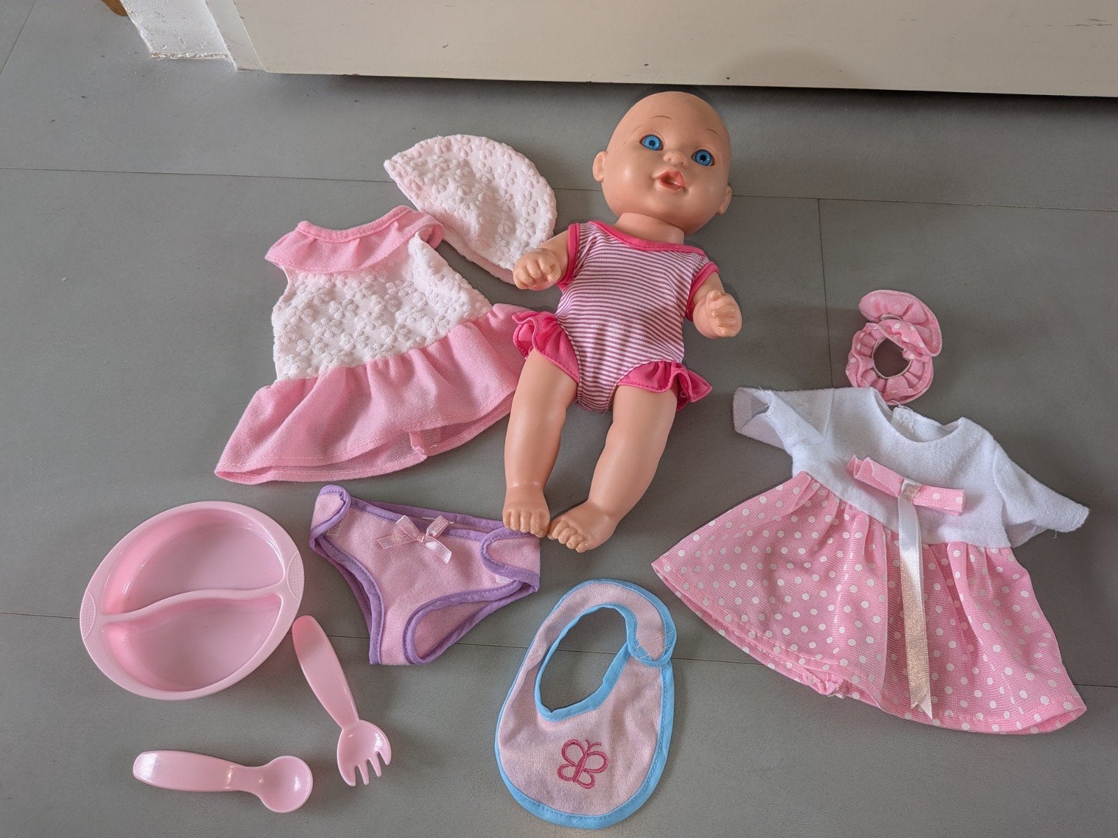 Babypop met kleding en accessoires, Ophalen of Verzenden, Gebruikt, Babypop
