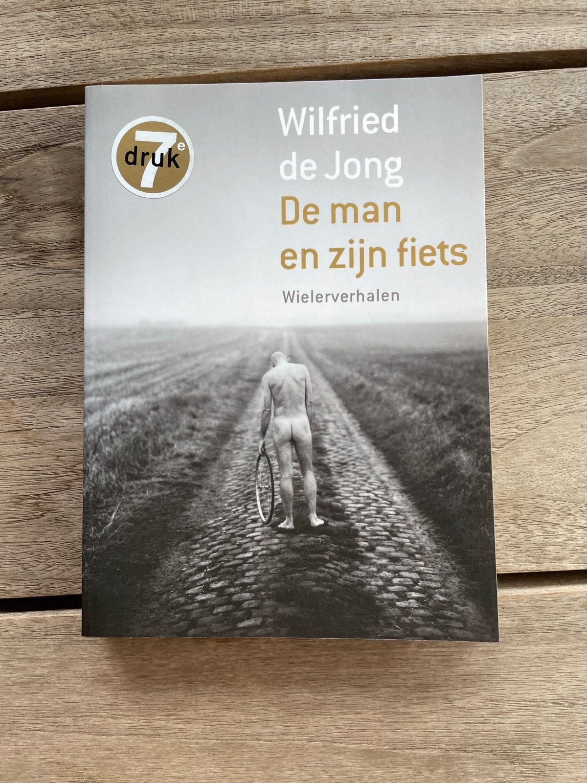Wilfried de Jong - De man en zijn fiets (Wielerverhalen), Ophalen of Verzenden, Zo goed als nieuw