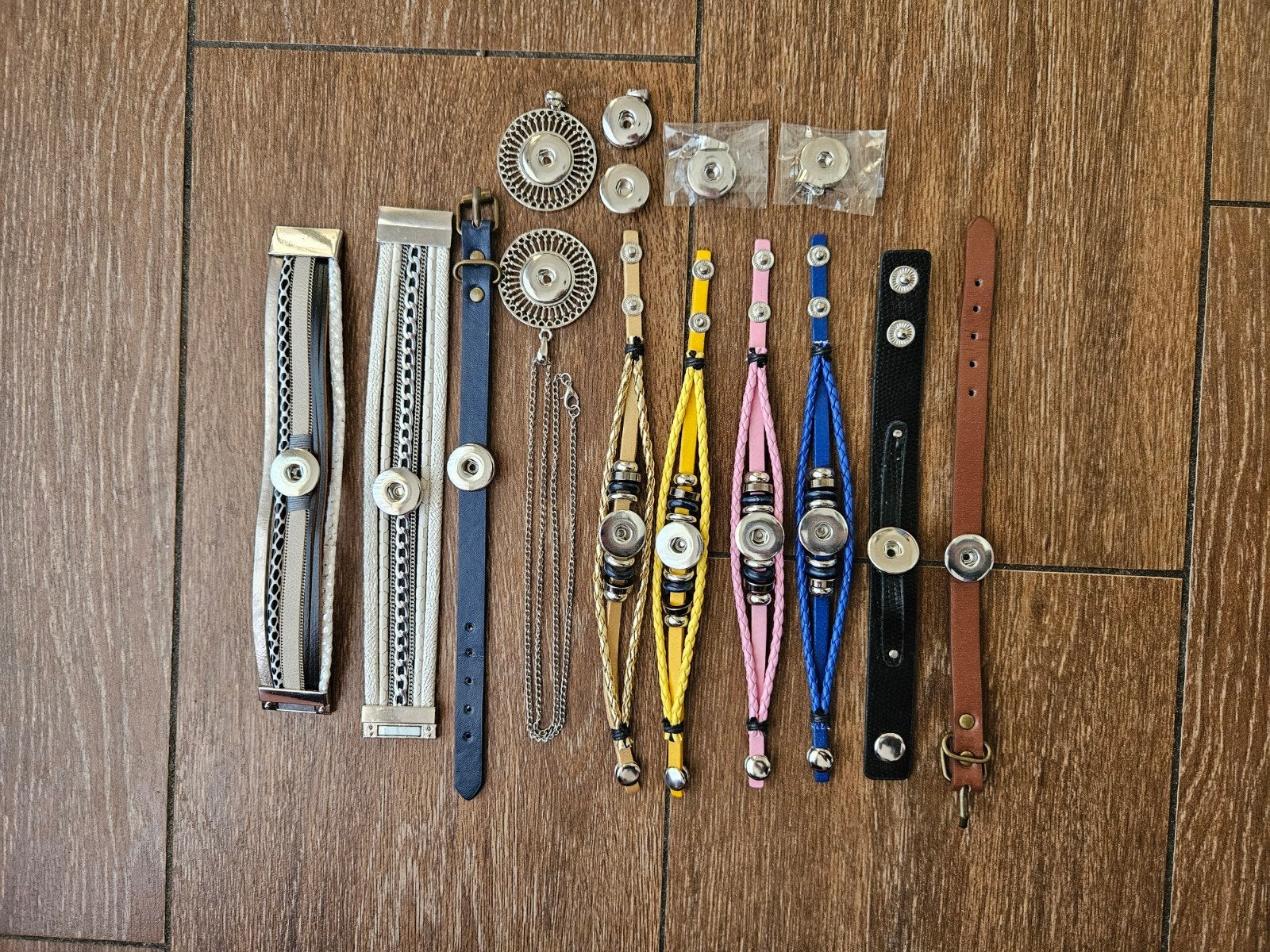 Grote collectie armbanden en ketting met  verwisselbare druk, Sieraden, Tassen en Uiterlijk, Overige kleuren, Leer, Ophalen of Verzenden