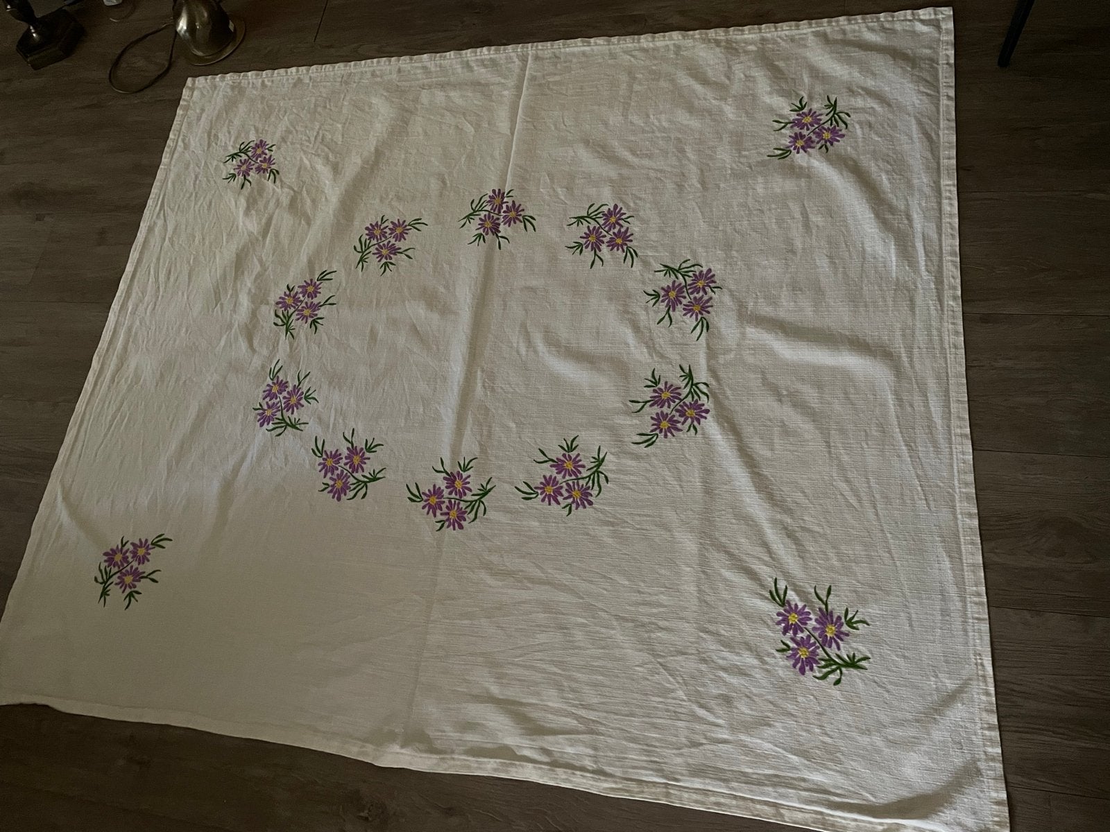Geborduurd Tafelkleed met Paarse Bloemen, Vierkant, Ophalen of Verzenden, Zo goed als nieuw, Katoen