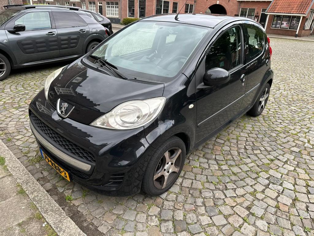 Zeer nette Peugeot 107 1.0 12V 5DR 2-TRONIC 2011 Zwart, Auto's, Peugeot, Euro 5, Stof, Zwart, 4 stoelen