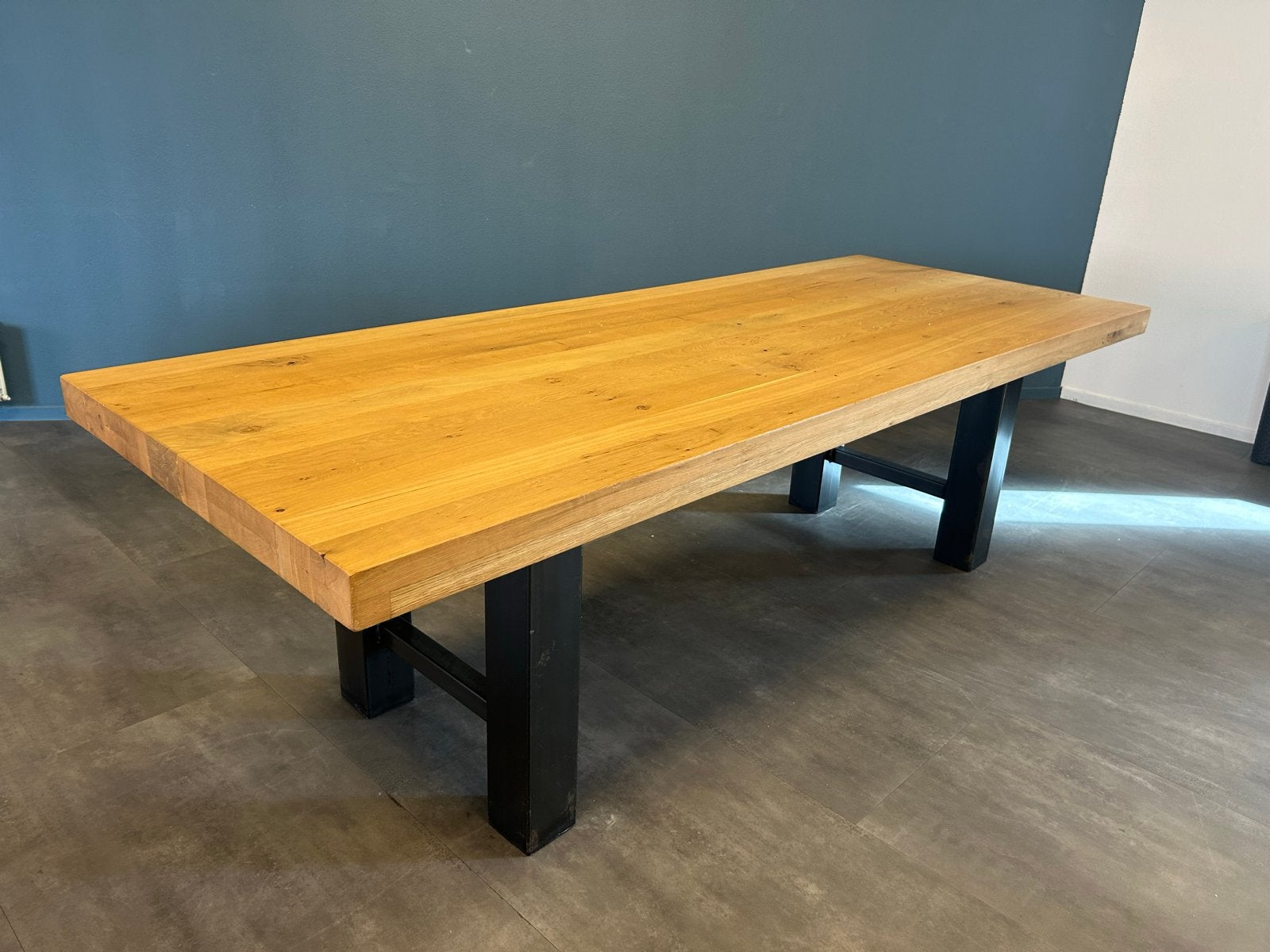 Robuuste eikenhouten eettafel met metalen onderstel, Ophalen, 100 tot 150 cm, Eikenhout, 200 cm of meer