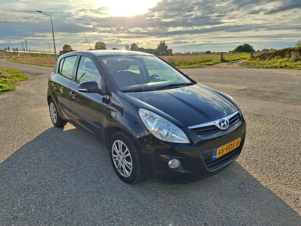 Hyundai i20 1.2 5-DRS 2011 Zwart Airco, Auto's, 31 €/maand, 4 cilinders, Zwart, Origineel Nederlands