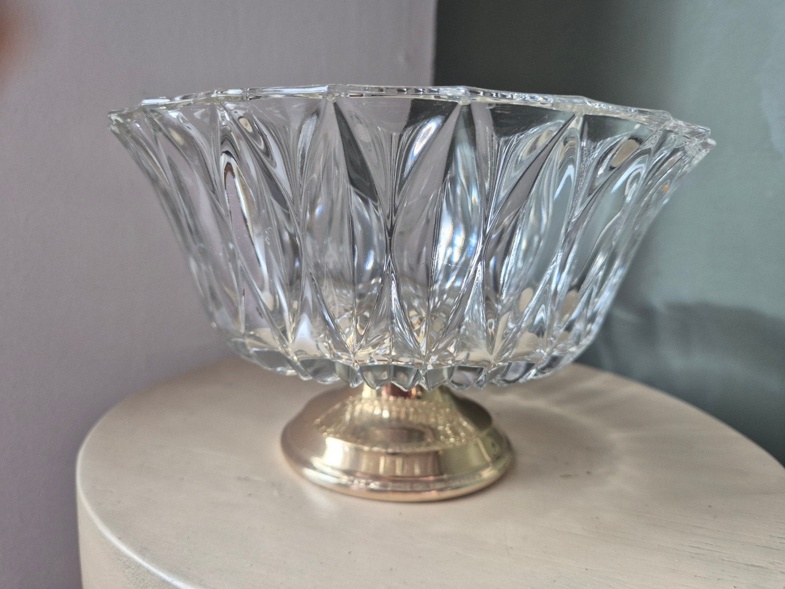 Vintage glazen schaal op goudkleurige voet - Ø 21 cm, Antiek en Kunst, Ophalen of Verzenden