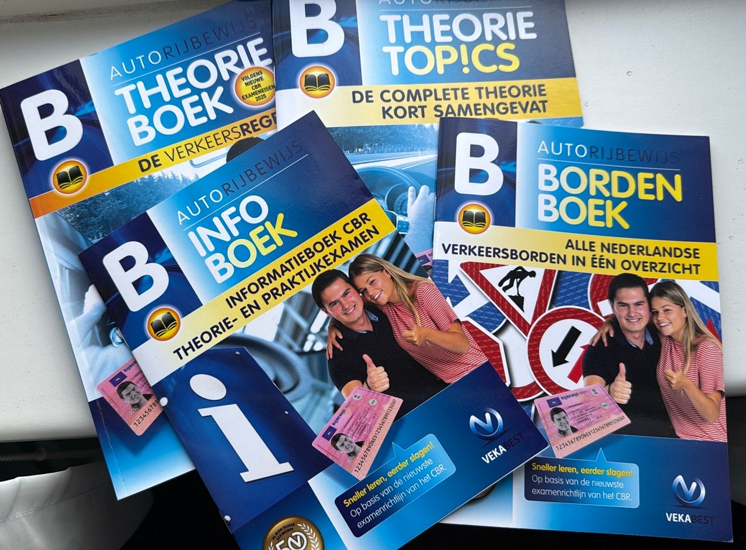 VekaBest Autorijbewijs B Theorieboeken set 2026 6e druk, Verzenden, Zo goed als nieuw, Overige niveaus