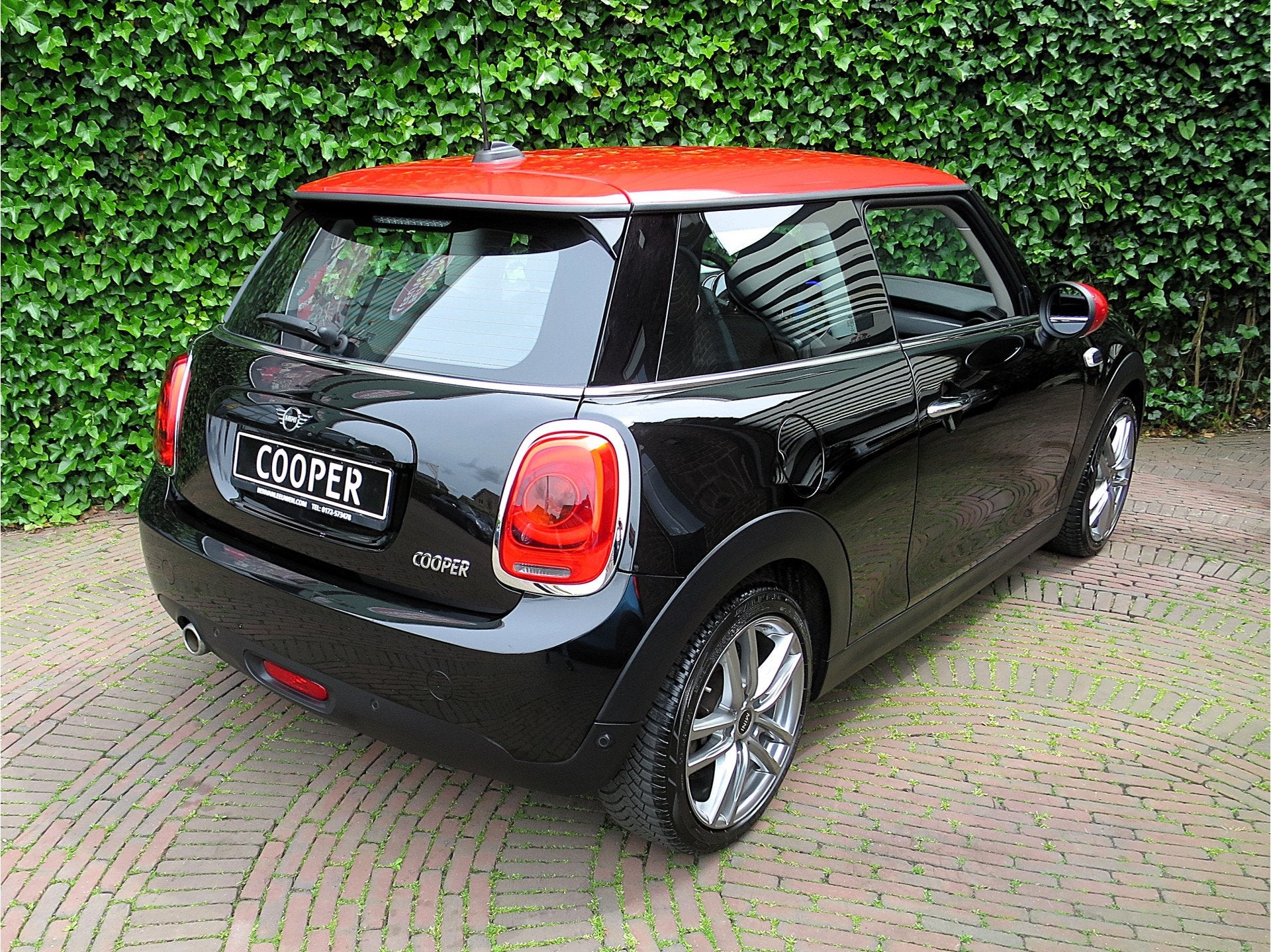 MINI Cooper 1.5 F56 LCI met Navi, BT, Clima, PDC en 17", 12 maanden, Gebruikt, 4 stoelen, Zwart
