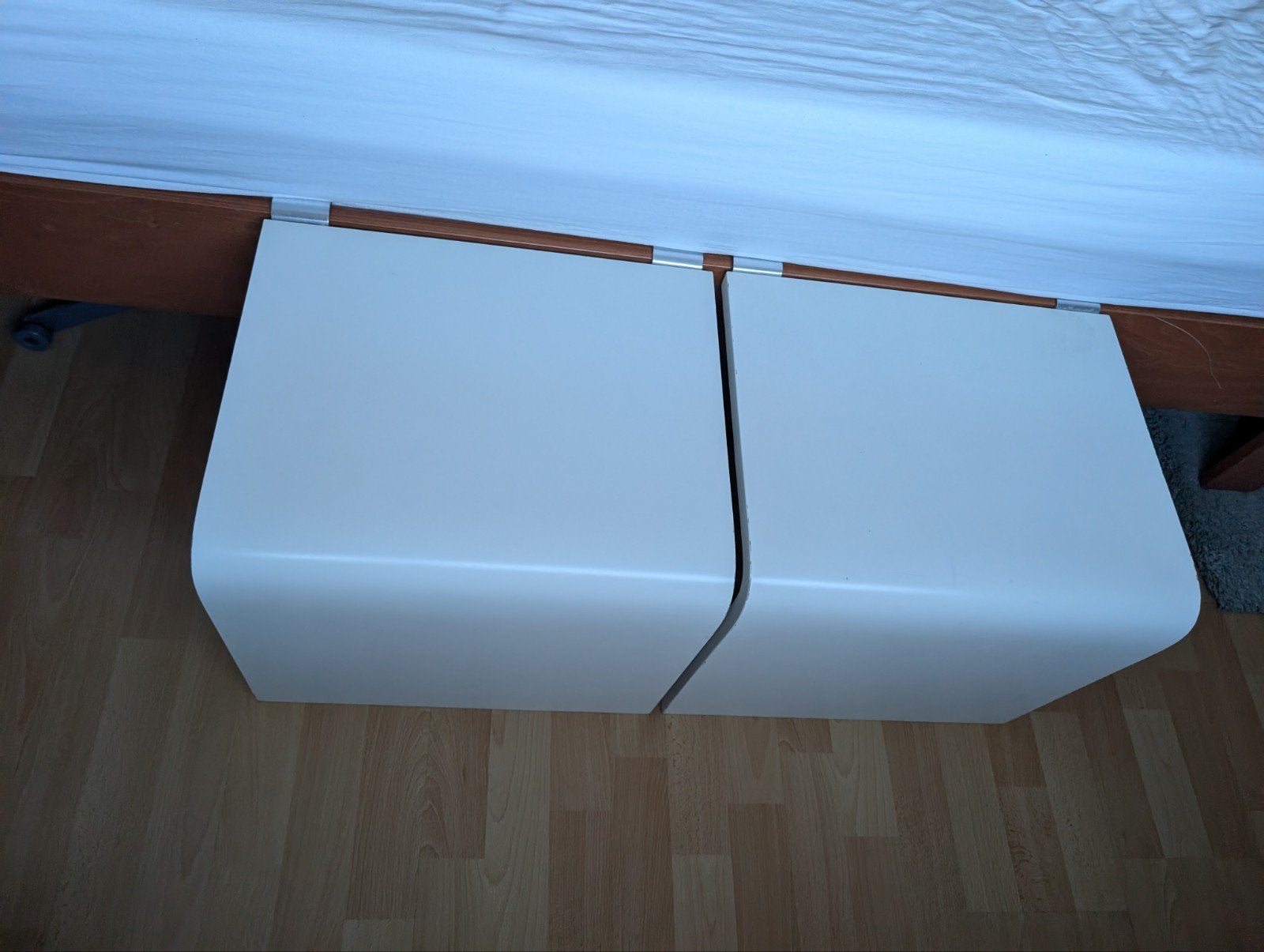 2x Auping Auronde aanhangtafeltjes wit - 34.5 cm hoog, Ophalen of Verzenden, Gebruikt, Tweepersoons, Wit