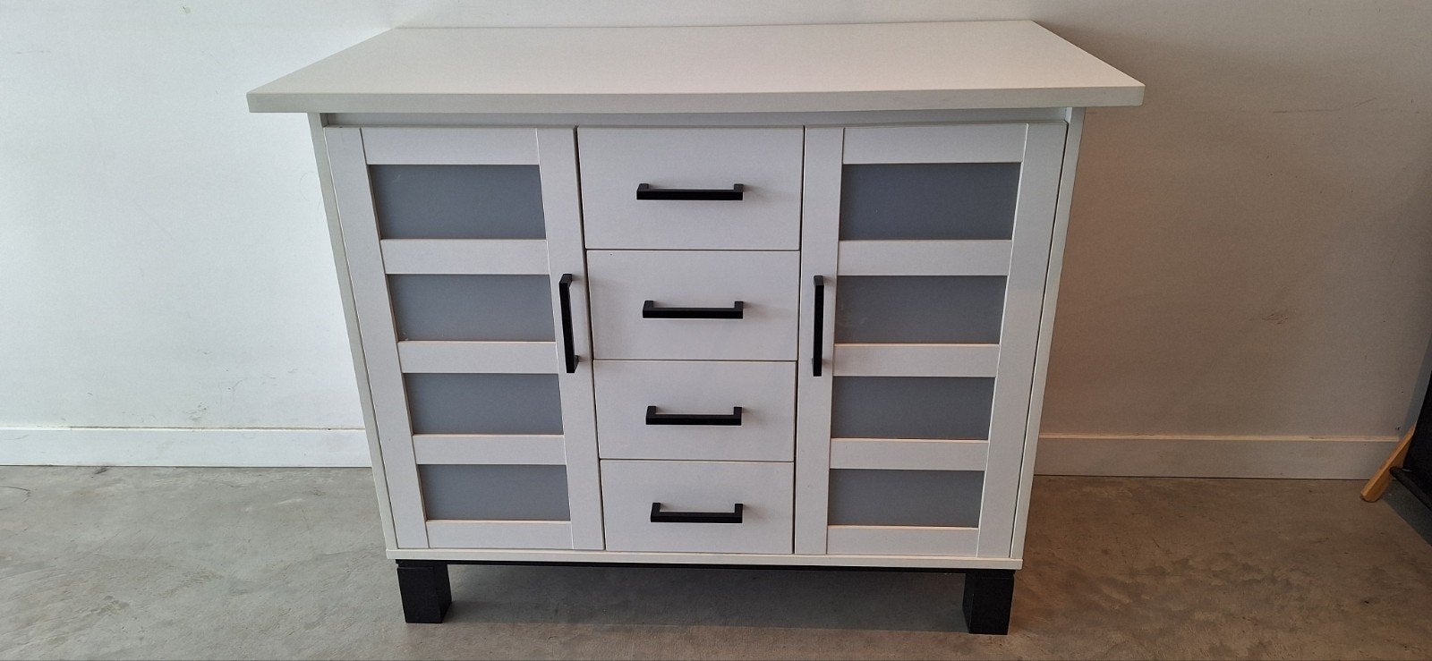 Commode / Lage Kast met zwarte elementen, Ophalen, 50 tot 70 cm, Voetruimte, 100 cm of meer