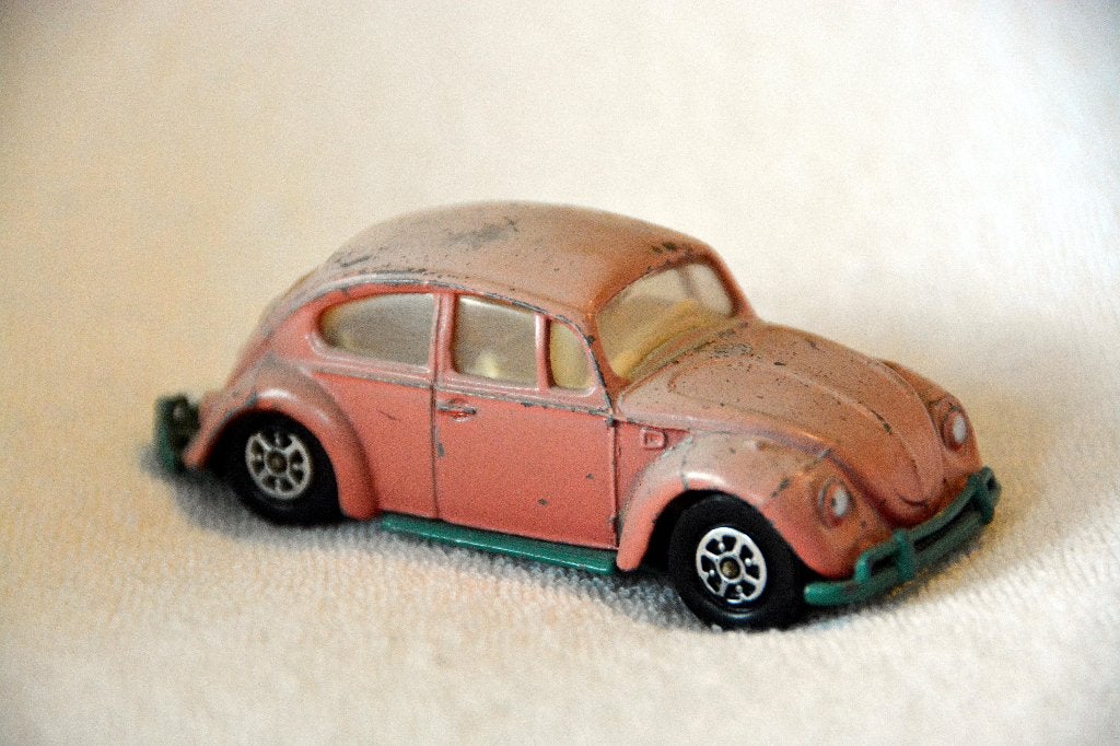 Prachtige Corgi Toys VW 1200 Saloon Whizzwheels (Roze), Ophalen of Verzenden, Gebruikt, Auto, Dinky Toys