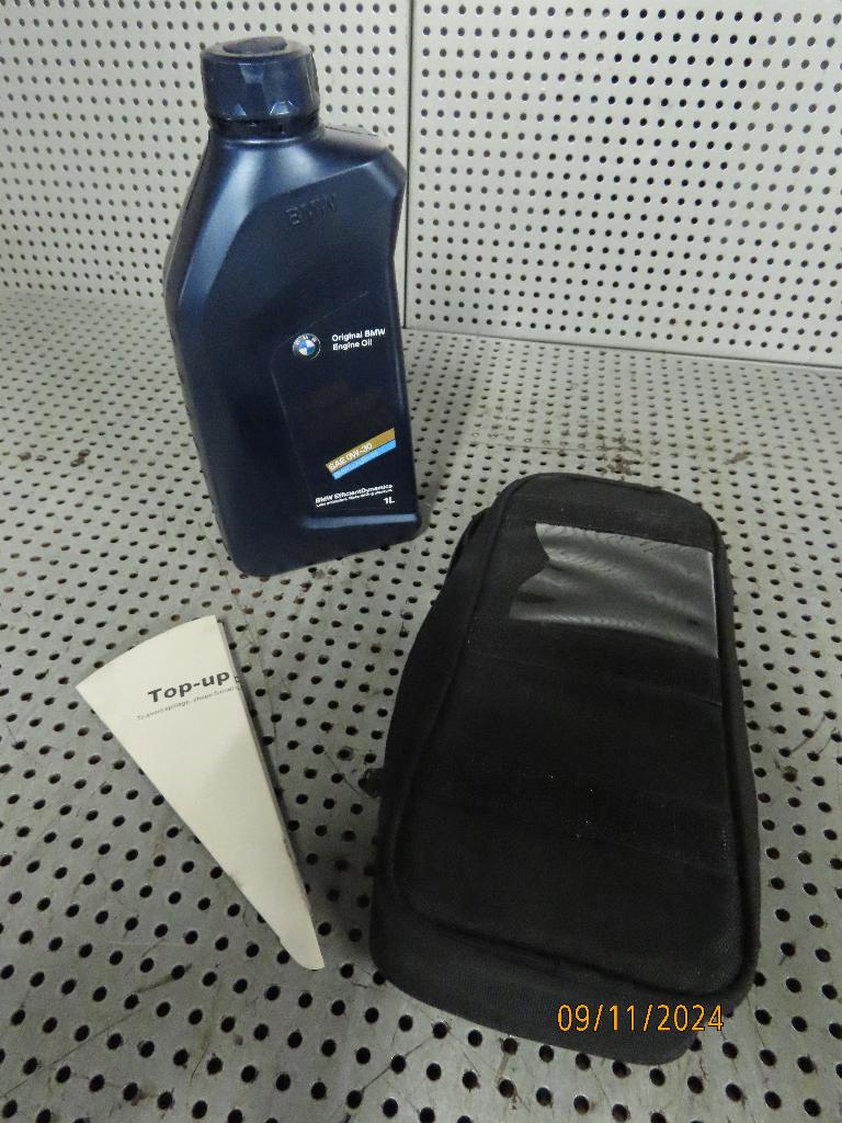 BMW tasje/ houder voor motorolie inclusief fles, Gebruikt, Ophalen of Verzenden, BMW