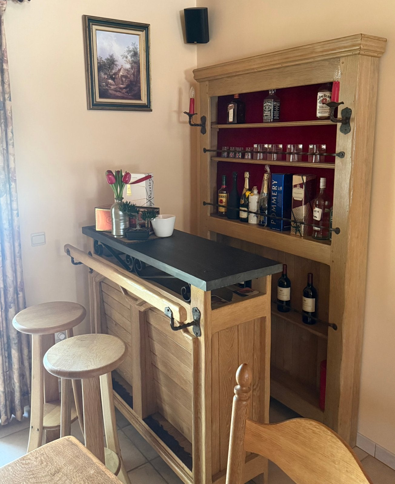 Rustieke massief eiken huisbar (toog, krukken, wandkast) !!, Ophalen, Zo goed als nieuw, Inclusief barstoelen