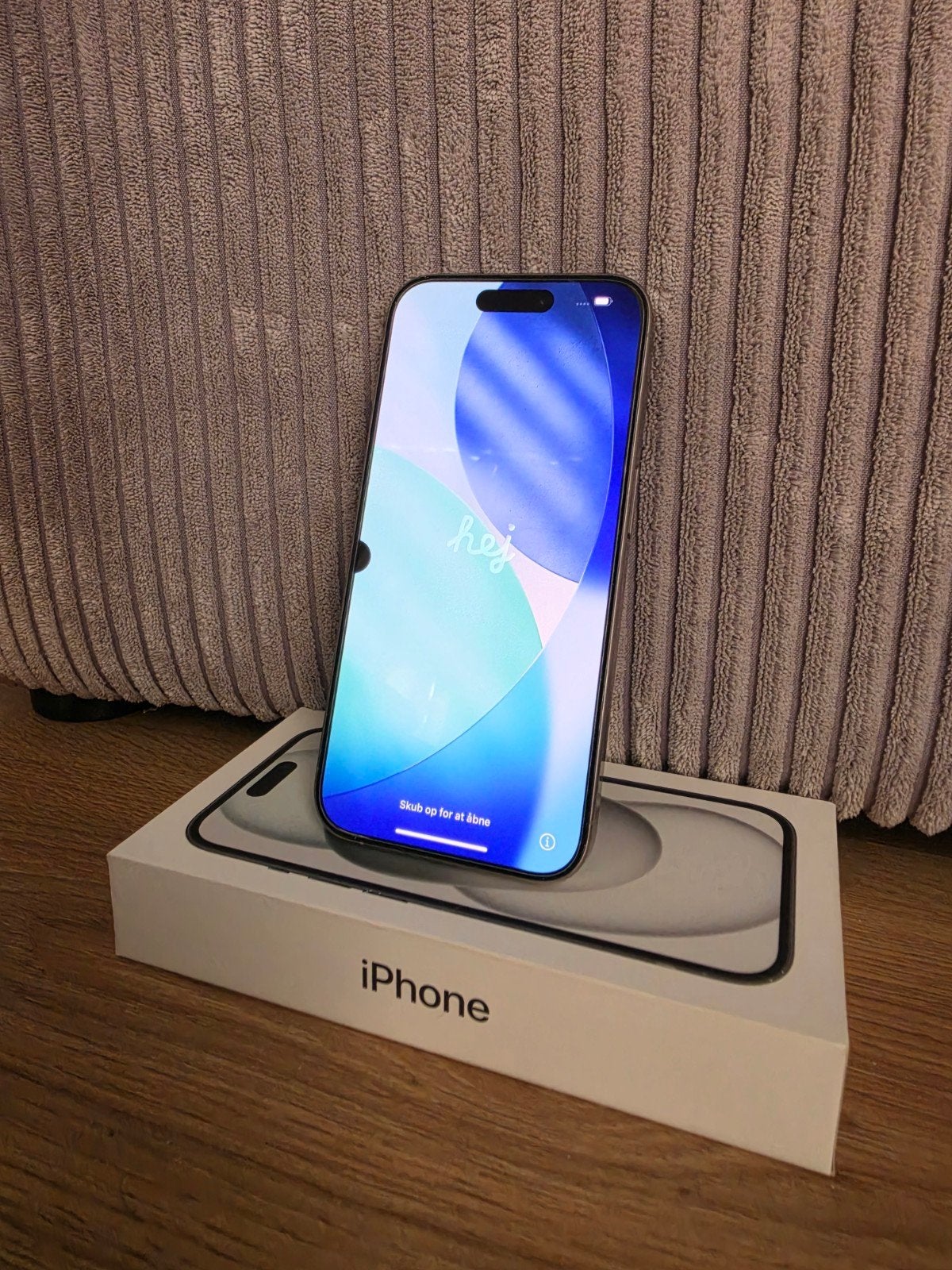 iPhone 15 Pro met AirPods, screenprotector en hoesje, 128 GB, Ophalen of Verzenden, Zo goed als nieuw, Zonder simlock