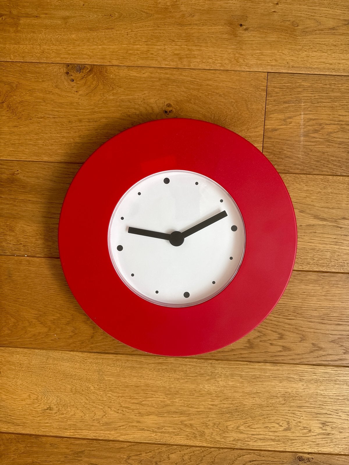 IKEA Pugg Wandklok Rood - Modern en Functioneel, Huis en Inrichting, Woonaccessoires | Klokken, Ophalen, IKEA, Analoog, Werkt op batterijen