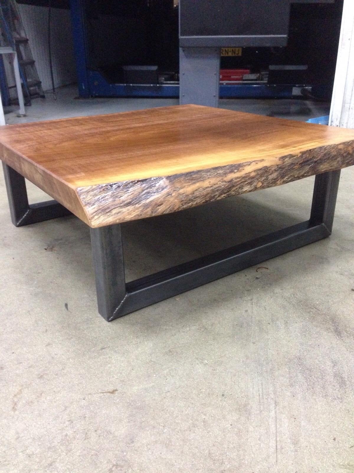 Iroko Houten Salontafel met Cortenstaal Onderstel 100x100cm, Ophalen, 50 tot 100 cm, Vierkant, 50 tot 100 cm