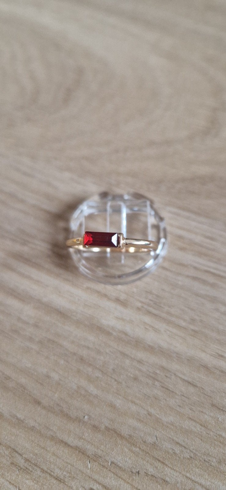 Gouden ring met rode edelsteen, Ophalen of Verzenden, Zo goed als nieuw, 17 tot 18, Met edelsteen