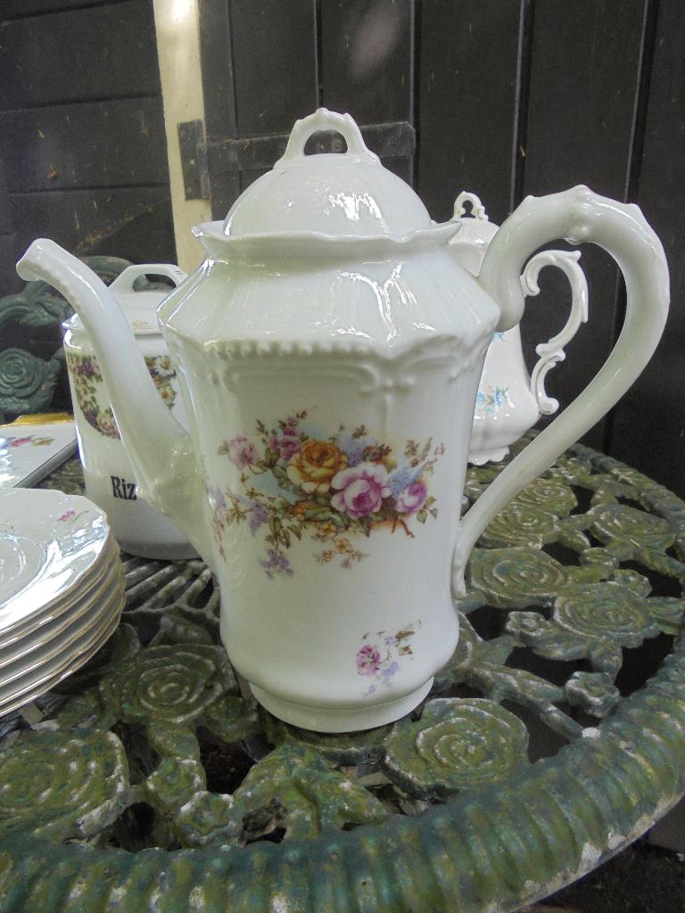 Grote Koffiepot met bloemboeket met roze en gele roos, Ophalen of Verzenden