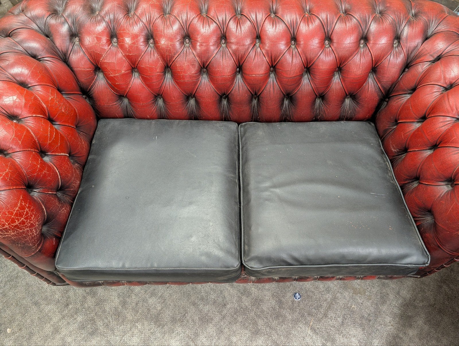 Gebruikte Chesterfield bank - Klassiek rood leer, Ophalen of Verzenden, Gebruikt, Leer, Chesterfield, Klassiek, Vintage