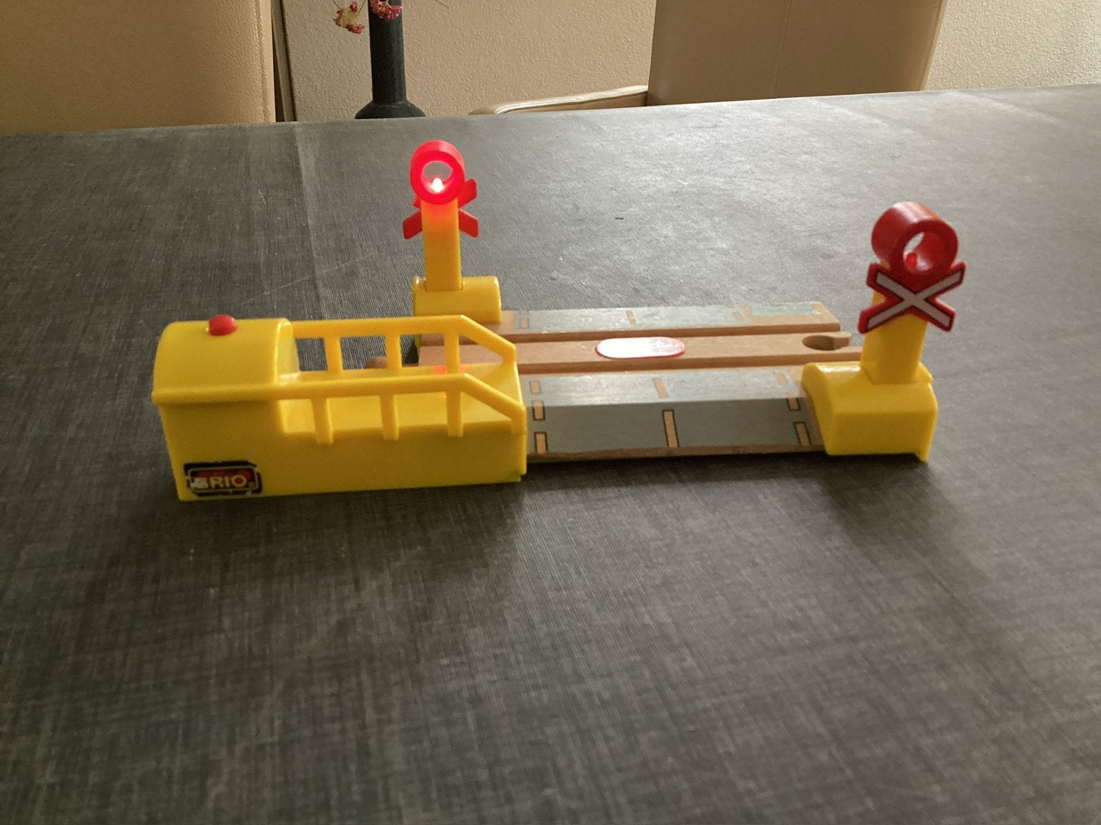 Brio onbewaakte overgang met licht en geluid, Ophalen, Zo goed als nieuw