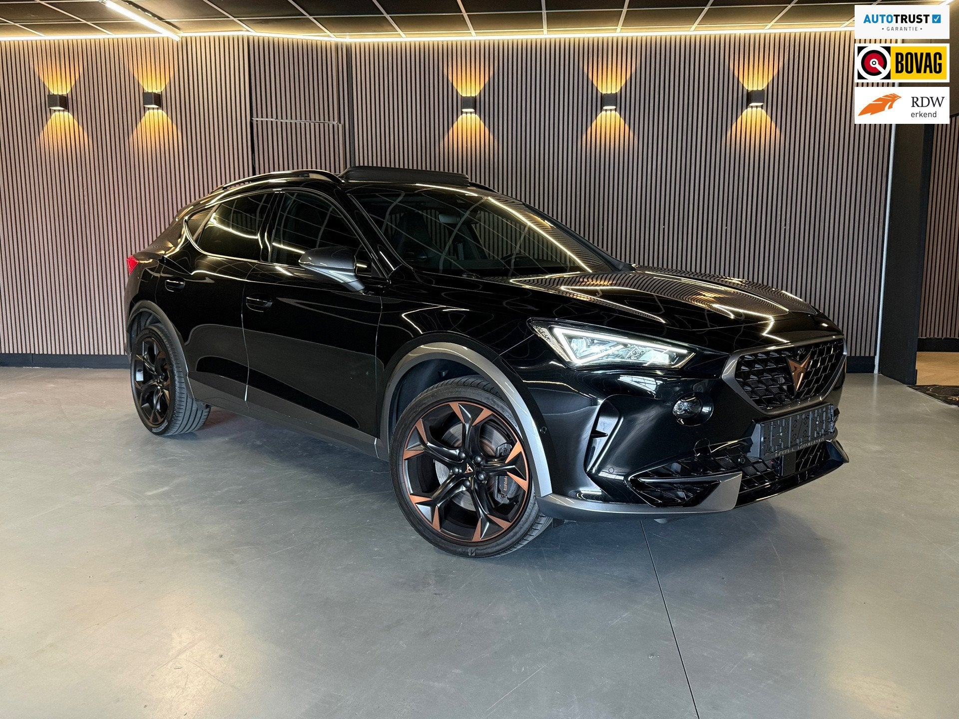 Cupra FORMENTOR Cupra Formentor 2.0 TSI 4DRIVE Pano|Beats|CA, Auto's, Cupra, 4 cilinders, Leder en Stof, Zwart, 1526 kg