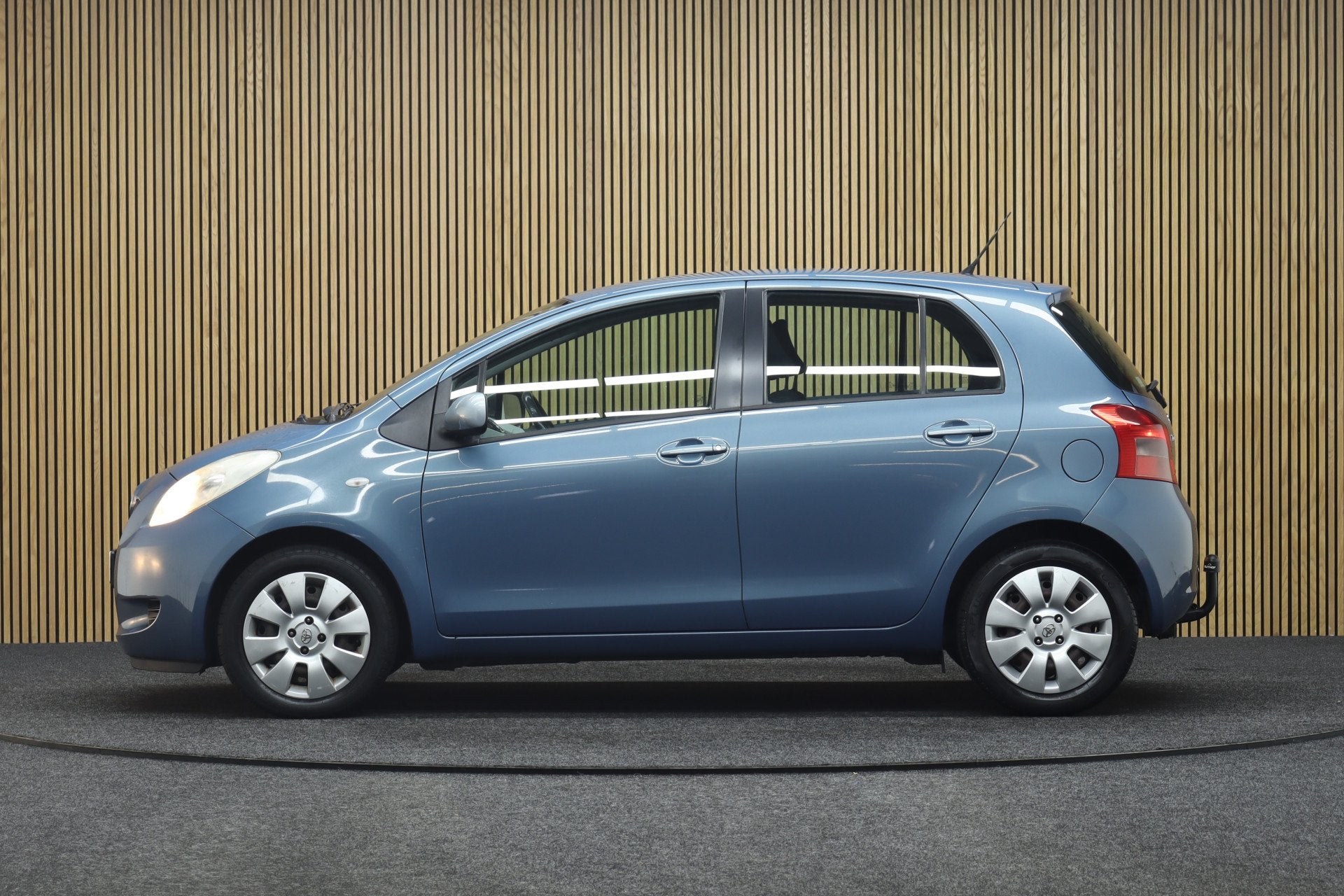 Toyota Yaris 1.3 VVTi Sol | Airco | Afneembare Trekhaak | El, Auto's, Stof, 4 cilinders, Met garantie (alle), 995 kg