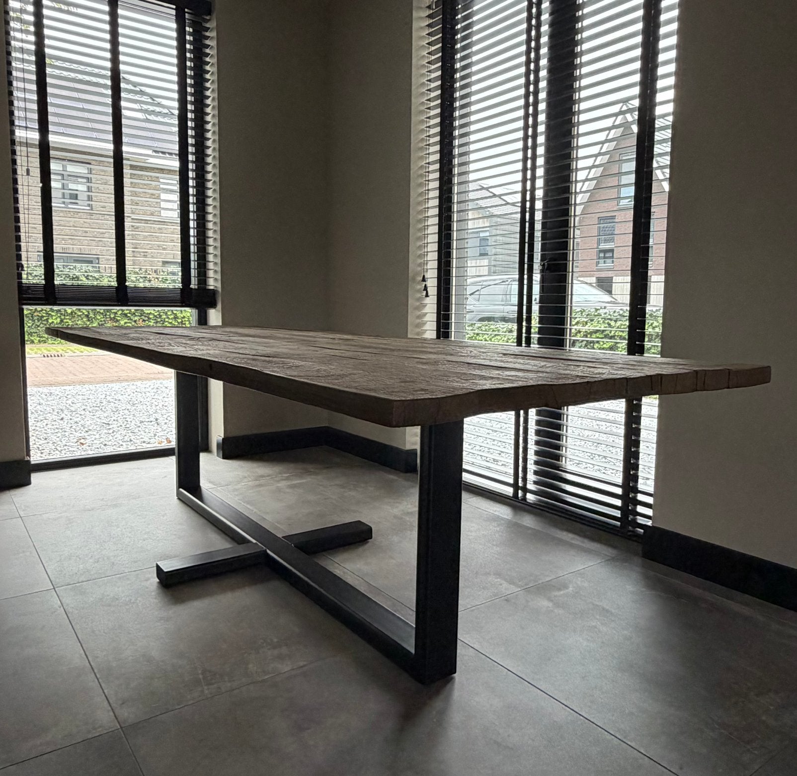Oud eiken tafel met stalen onderstel, Ophalen, Eikenhout, 200 cm of meer, 50 tot 100 cm