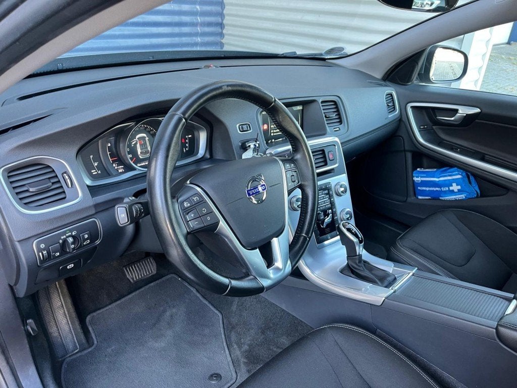 Volvo V60 1.5 T3 aut. 152PK Momentum  Dealeronderhouden Trek, Euro 6, 4 cilinders, USB, 750 kg