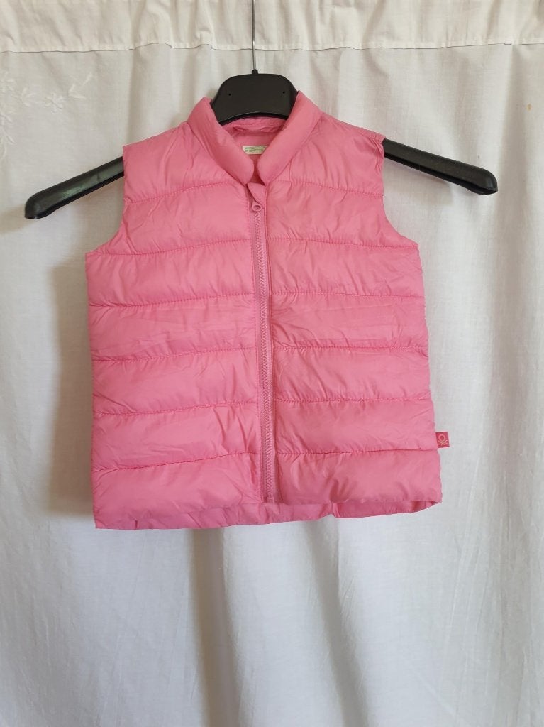 Leuke roze bodywarmer. Mt 74. Merk Benetton, Meisje, ., Ophalen of Verzenden, Zo goed als nieuw