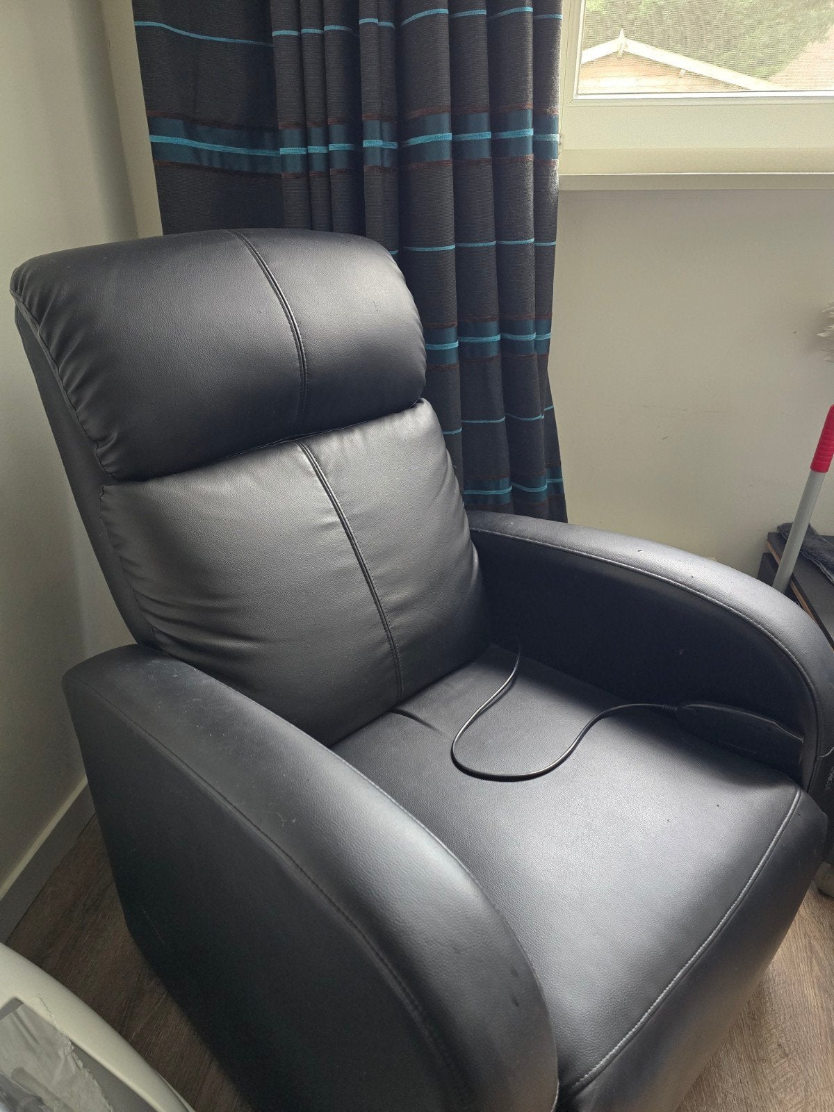 Zwarte massagefauteuil met afstandsbediening, Huis en Inrichting, Ophalen, Gebruikt, 75 tot 100 cm, Leer