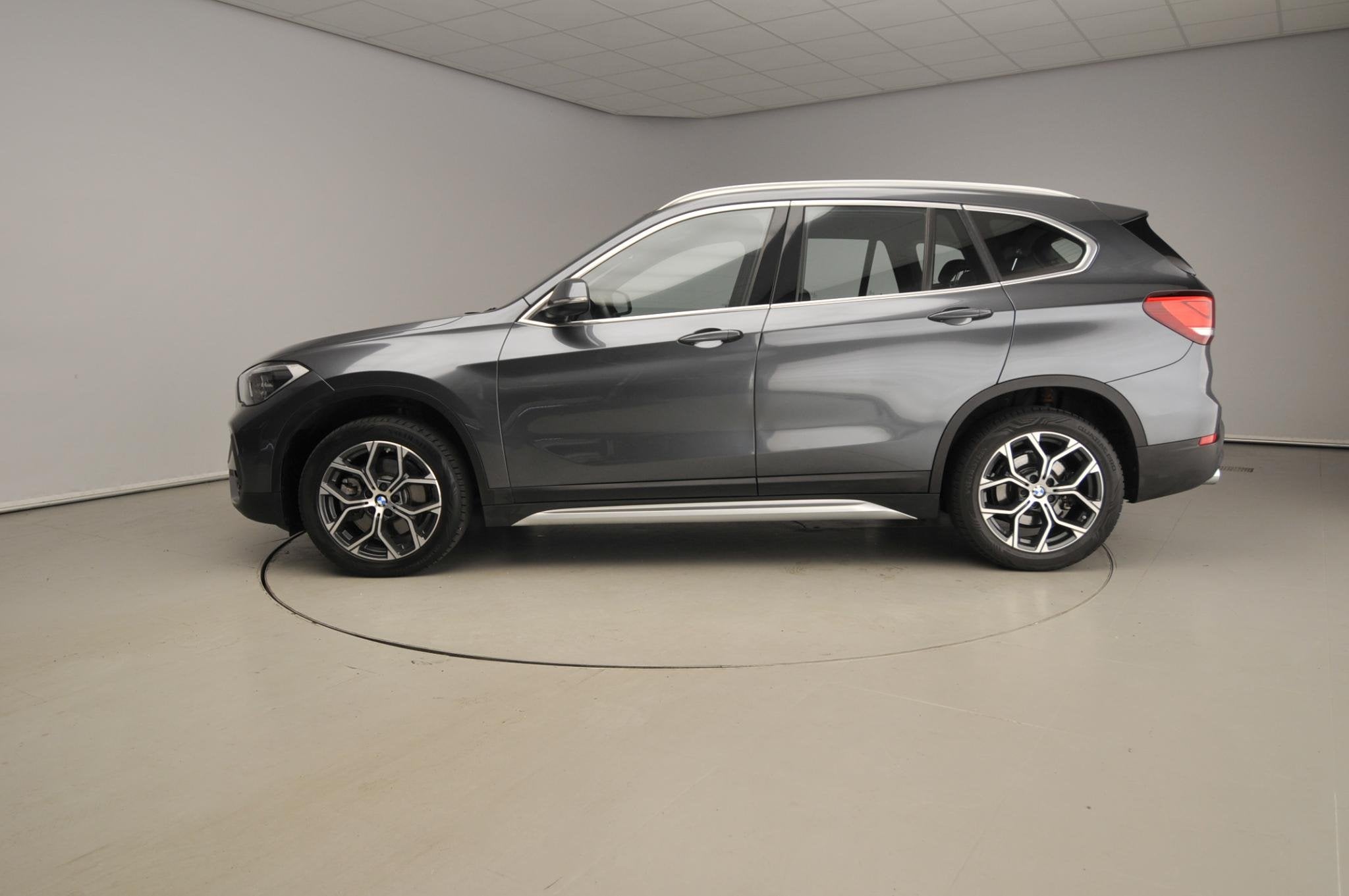 BMW X1 sDrive20i | Laserlicht | Leder | HUD | Sportstoelen |, 4 cilinders, Automatische klimaatregeling, Bedrijf, 1470 kg