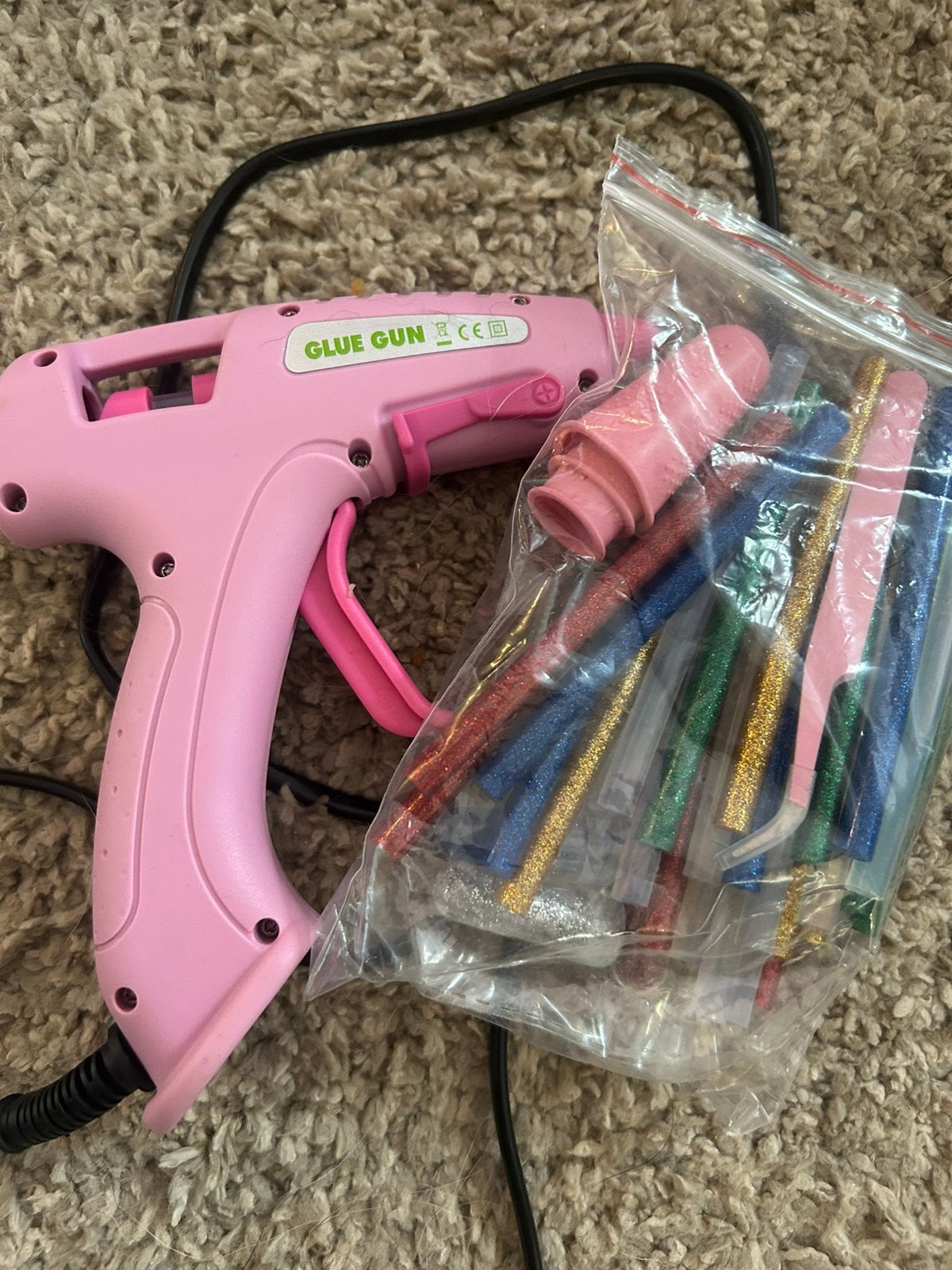 Roze lijmpistool met veel lijmsticks – werkend, Ophalen, Zo goed als nieuw