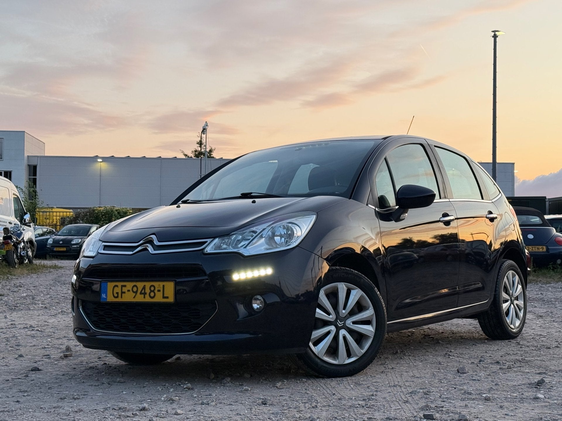 Citroen C3 1.0 PureTech Collection/ SCHERM/ LAAG KM, Auto's, Voorwielaandrijving, 450 kg, Gebruikt, 948 kg