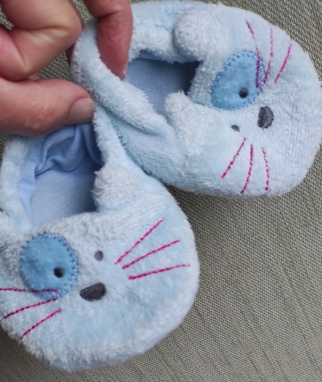 Schattige lichtblauwe pluche sloffen voor baby, Kinderen en Baby's, Ophalen of Verzenden, Zo goed als nieuw, Jongetje of Meisje
