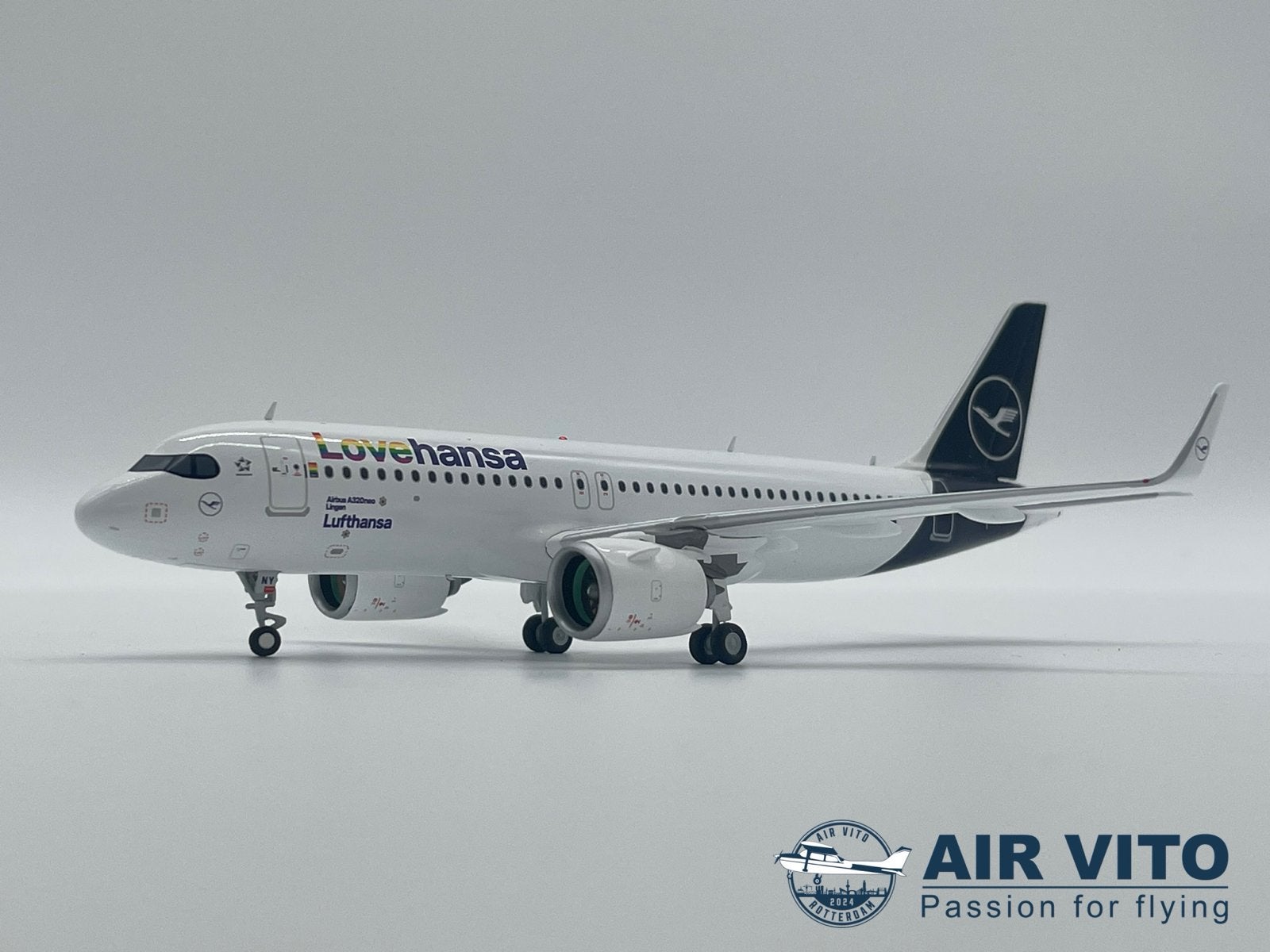Airbus A320neo Lufthansa "Lovehansa" D-AINY 1:200 Gemini Jet, 2992jb, Schaalmodel, Ophalen of Verzenden, Operations@airvito.com