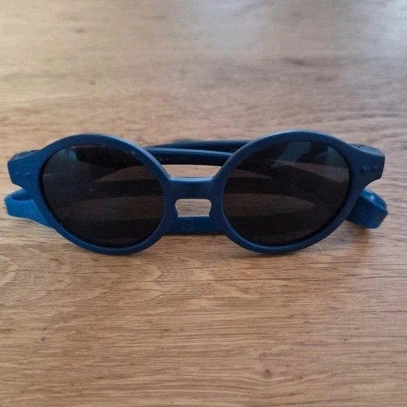 IZIPIZI Baby Zonnebril #D – Denim Blue (met siliconen koord), Ophalen of Verzenden, Zo goed als nieuw, Izipizi