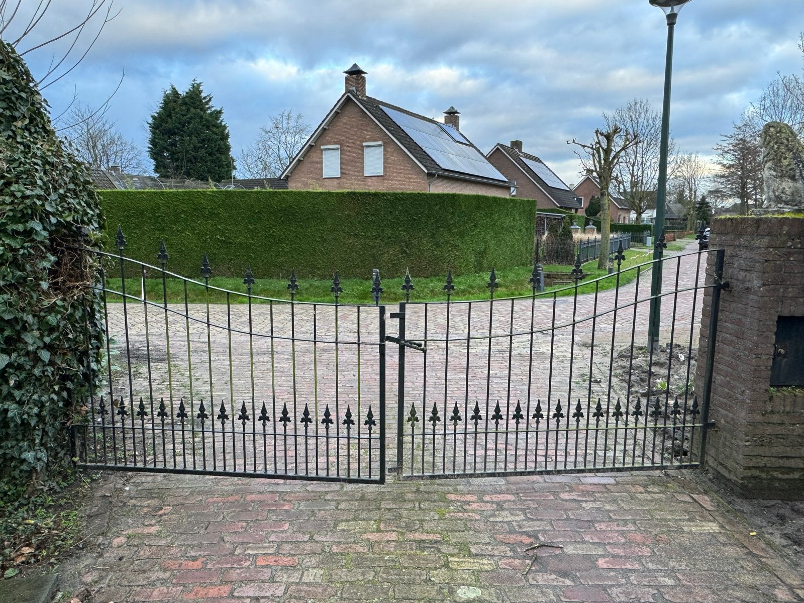 Sierhekwerk met poort  -Hekwerk ijzeren, Tuin en Terras, Tuinhekken en Hekwerk, Gebruikt, Sierhekwerk, IJzer, Met poort, Ophalen