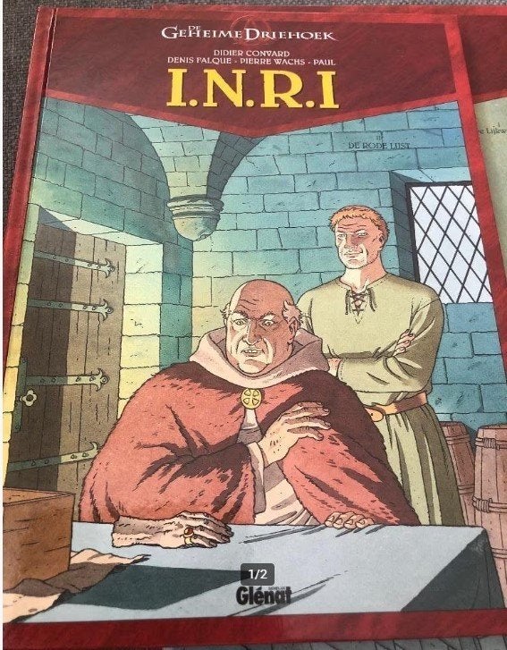 De rode lijst de geheime driehoek hardcover g3, Boeken, Eén stripboek, Ophalen of Verzenden, Zo goed als nieuw