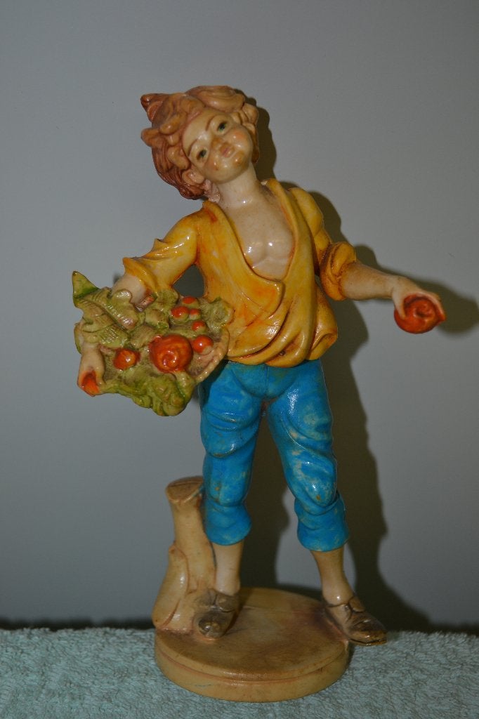 Mooi oud beeldje jongen met fruitmand Aardewerk NR 4980, Ophalen of Verzenden, Zo goed als nieuw, Mens