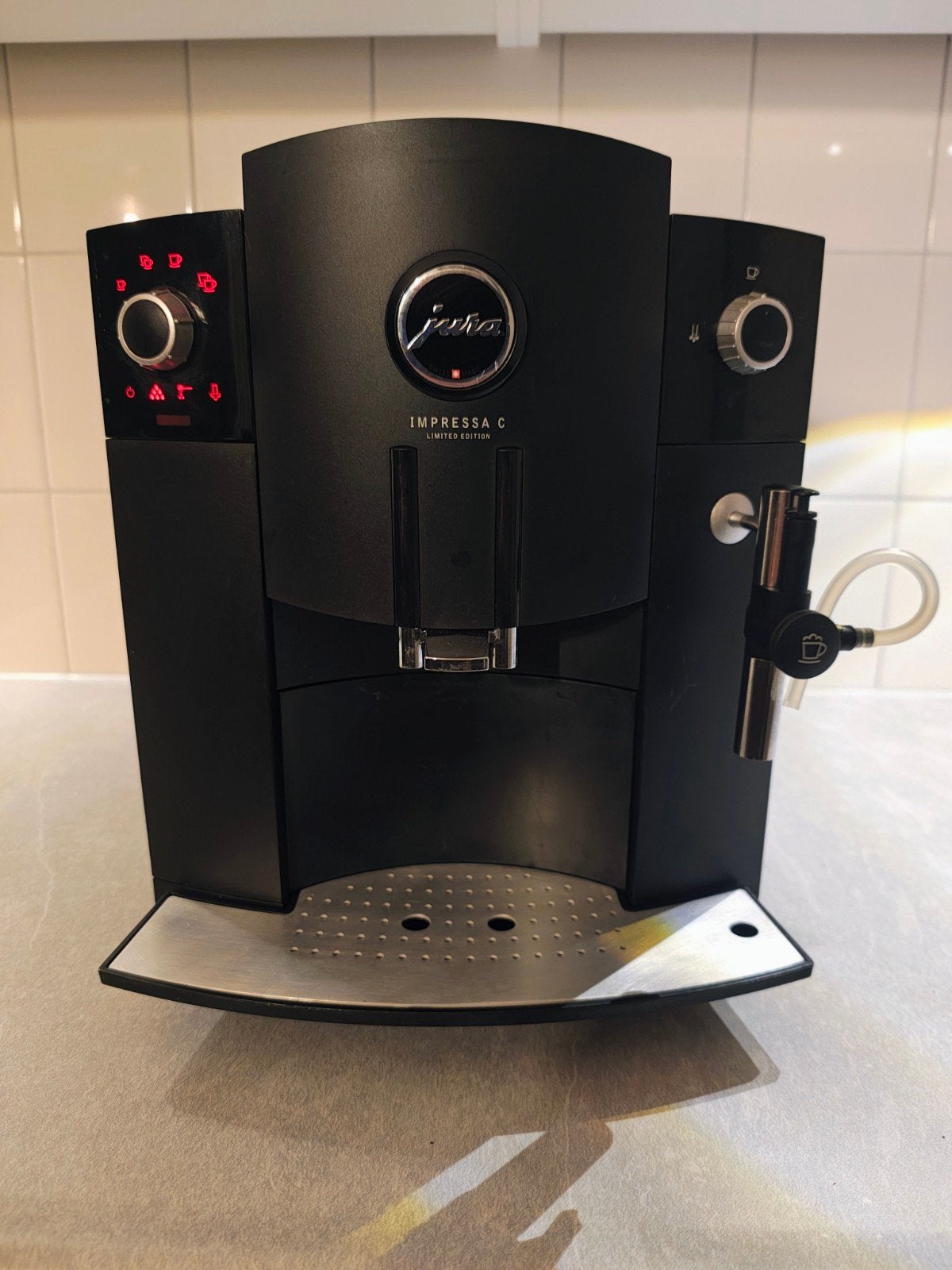 Jura Impressa C Limited Edition / C5 – Gereinigd & ontkalkt, Gebruikt, 10 kopjes of meer, Koffiemachine, Afneembaar waterreservoir