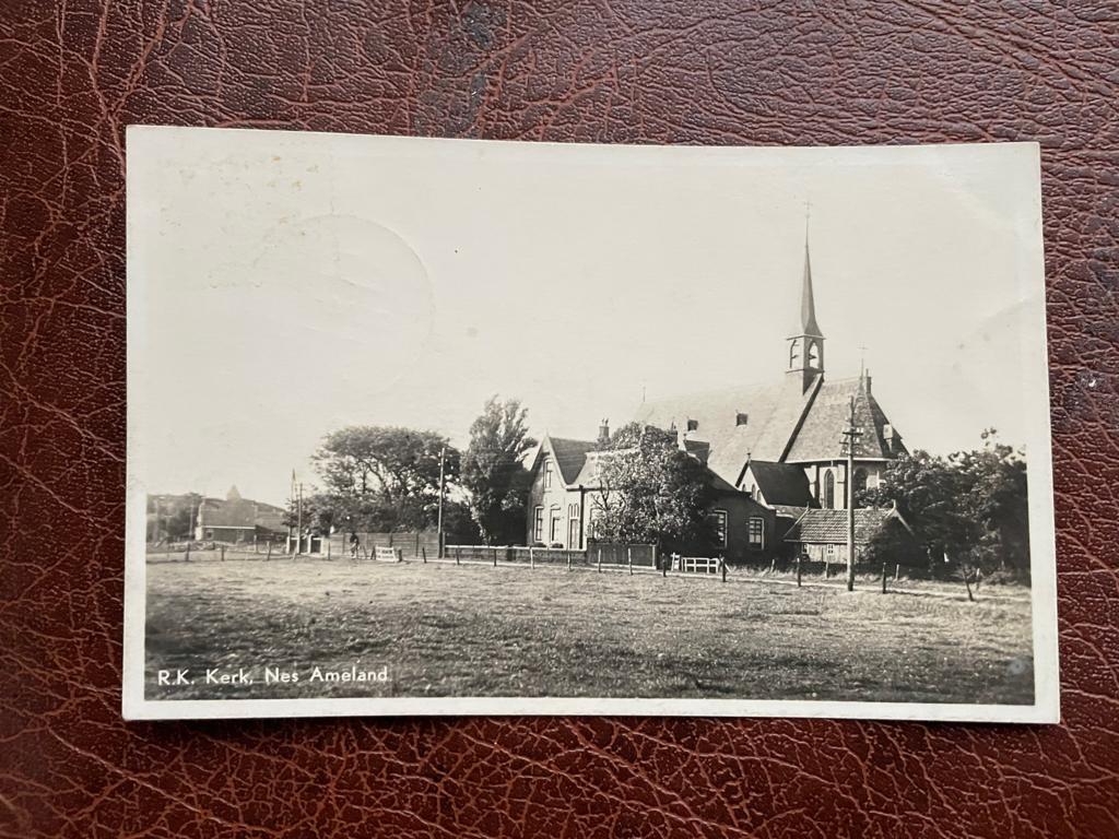 ansichtkaart / kaart van Nes, Ameland, R.K.kerk., Verzenden, 1940 tot 1960, Friesland