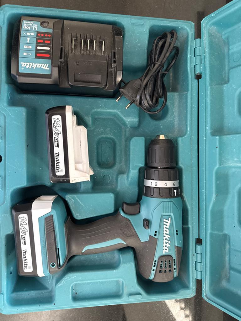 Makita DF347DW Accuboormachine met 2 accu's en lader, Doe-het-zelf en Verbouw, Gereedschap | Boormachines, Gebruikt, Variabele snelheid
