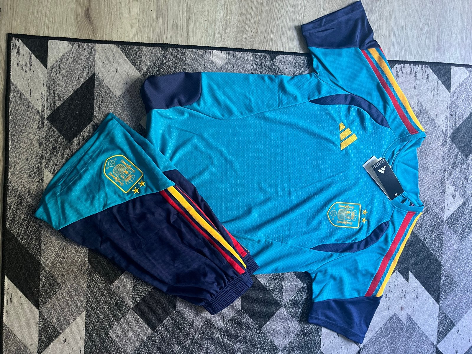 Spanje tenue - Shirt en broekje voetbalset, Maat M, Verzenden, Nieuw, Set