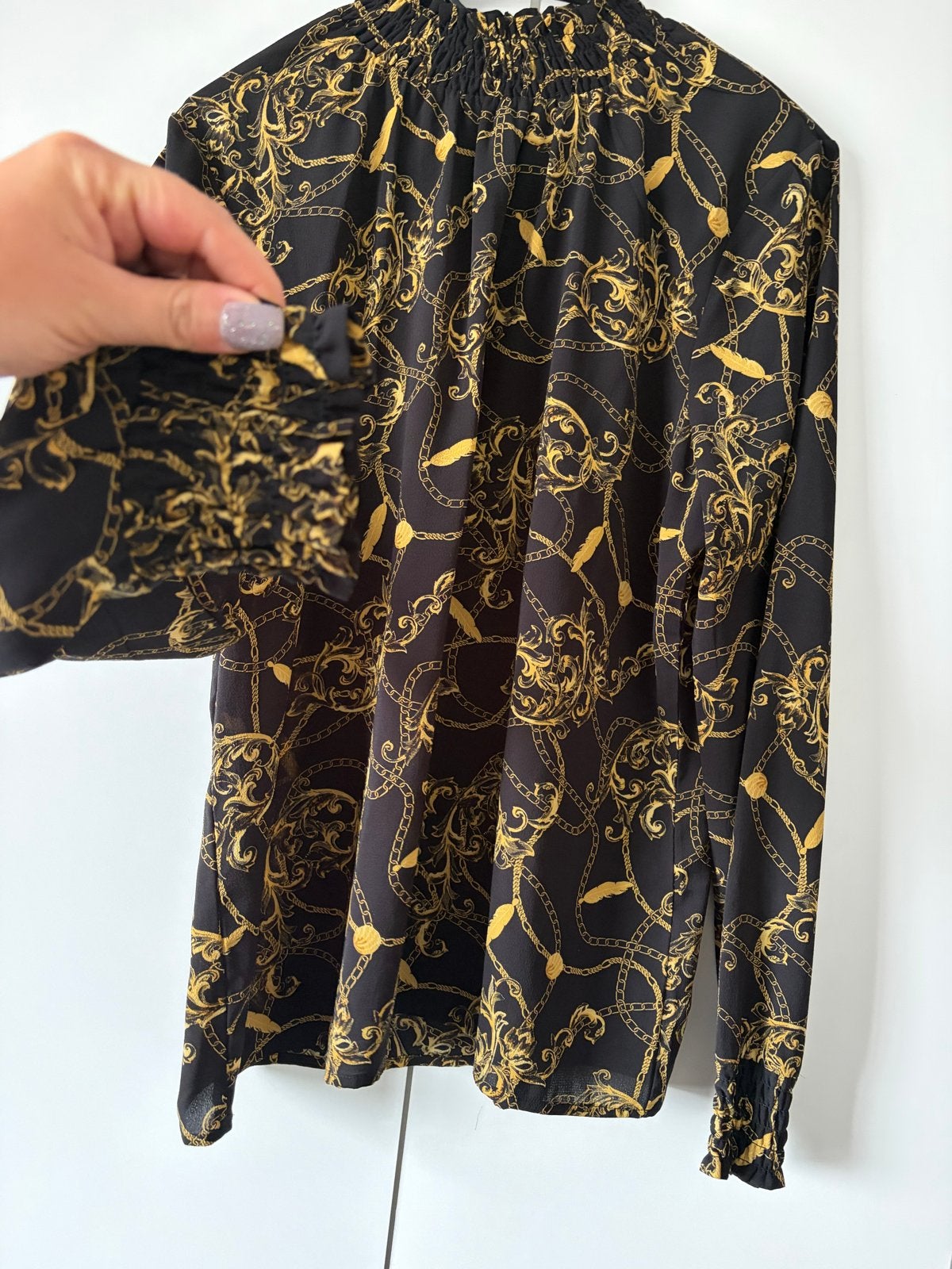 Zwarte blouse met gouden kettingprint, Ophalen of Verzenden, Zo goed als nieuw, Maat 38/40 (M), Zwart