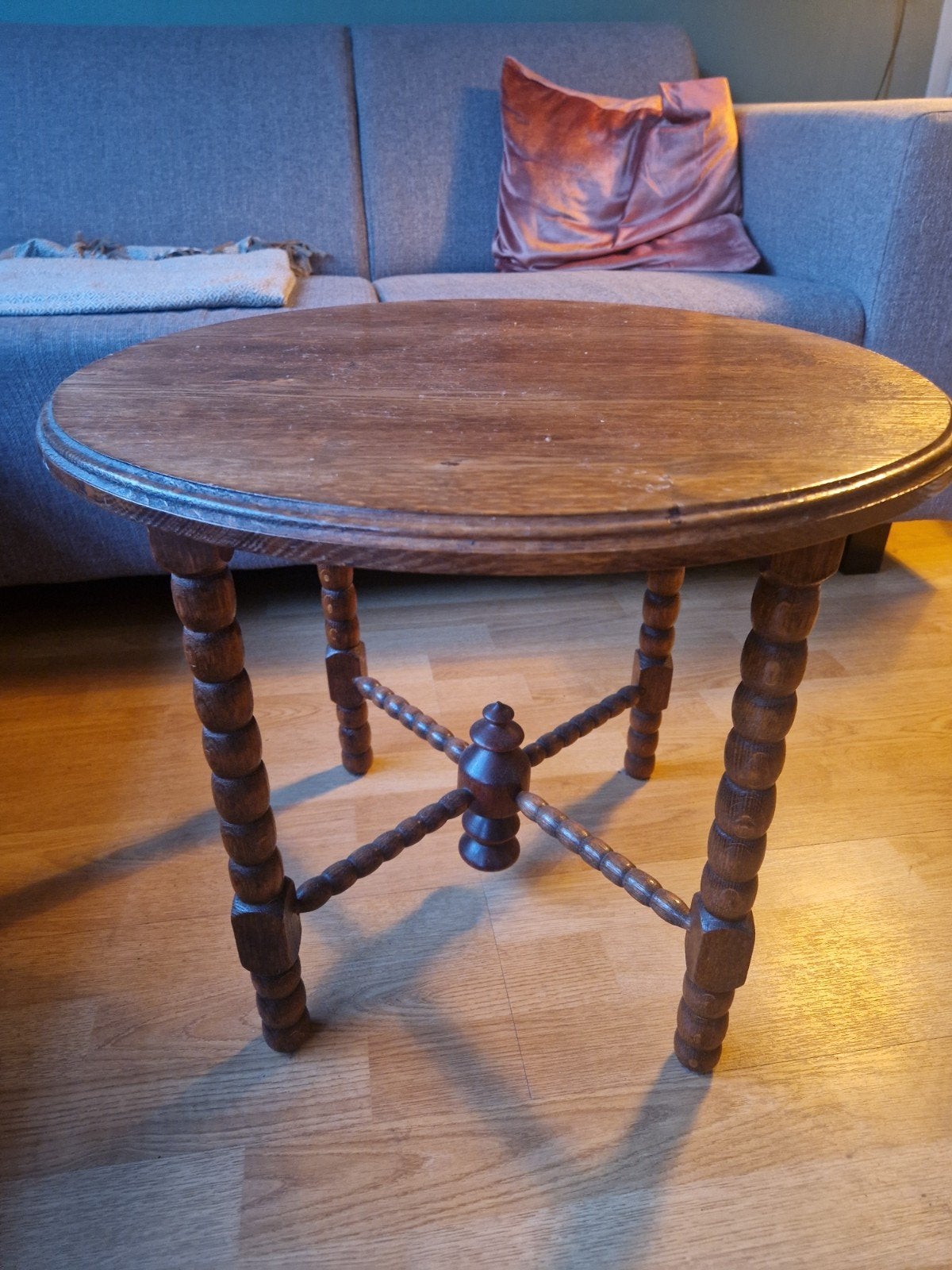 Antieke houten bijzettafel met gedraaide poten, Ophalen