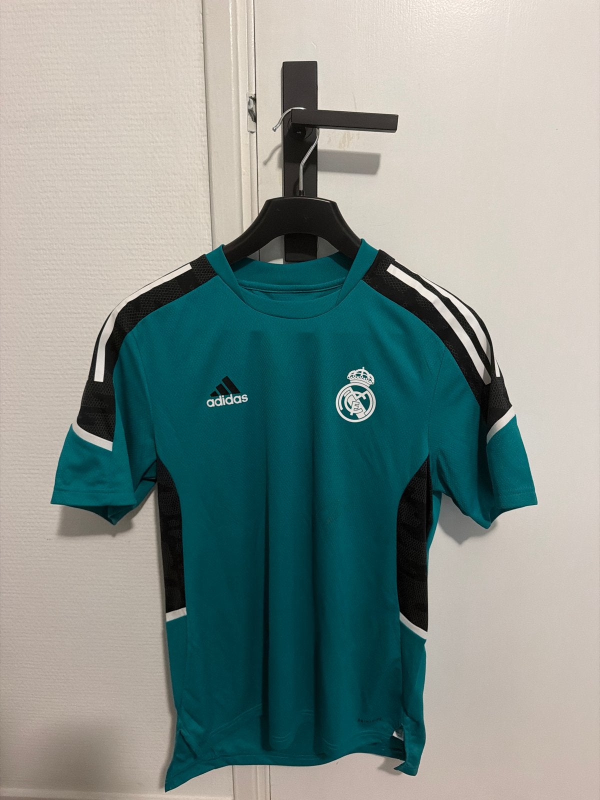Gesigneerd Camavinga Real Madrid warm up shirt 21/22, Ophalen of Verzenden, Zo goed als nieuw, Shirt