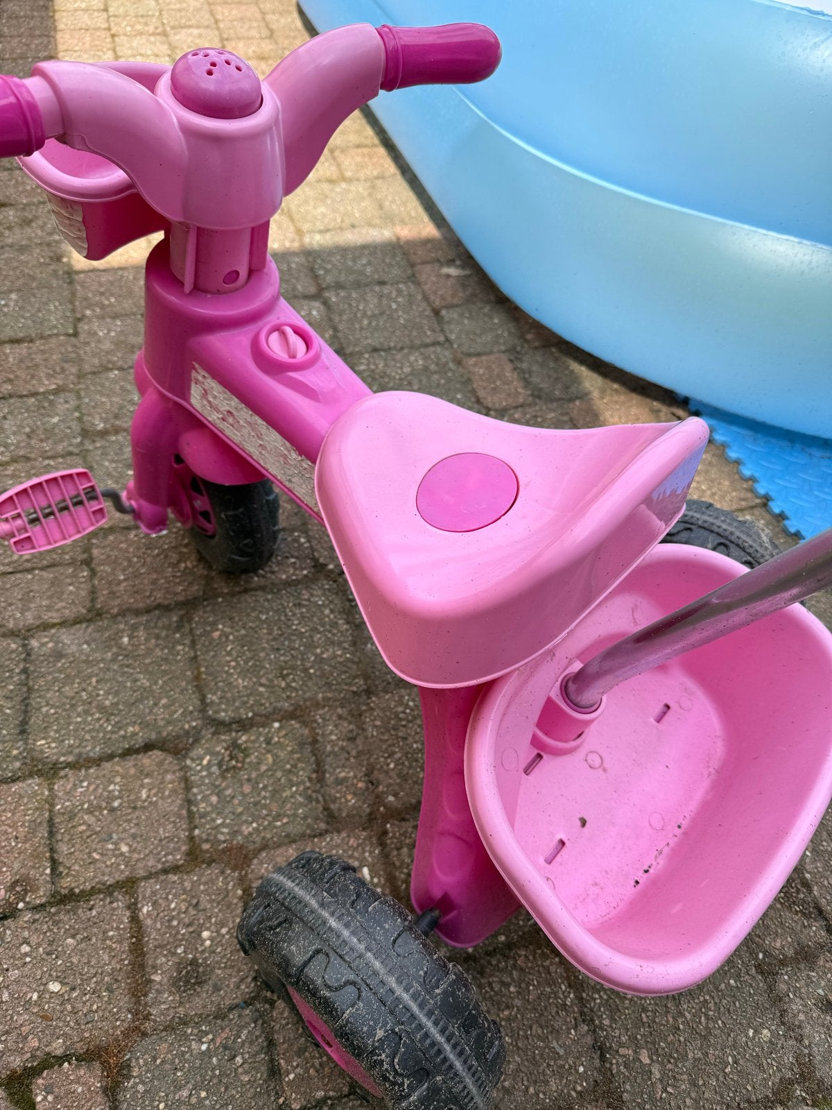Roze driewieler met duwstang en mandjes, Fietsen en Brommers, Fietsen | Driewielers, Ophalen, Gebruikt, Terugtraprem, Duwstang