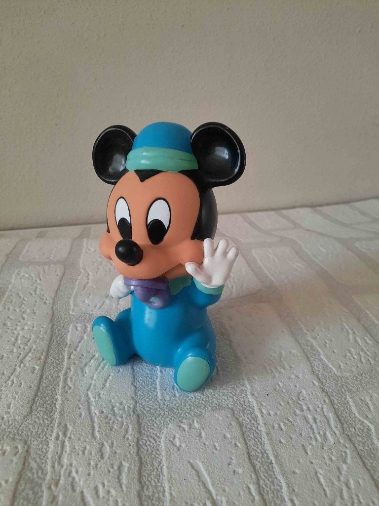 Disney pieppop Mickey Mouse baby met blauwe muts, Ophalen of Verzenden, Mickey Mouse, Gebruikt, Beeldje of Figuurtje