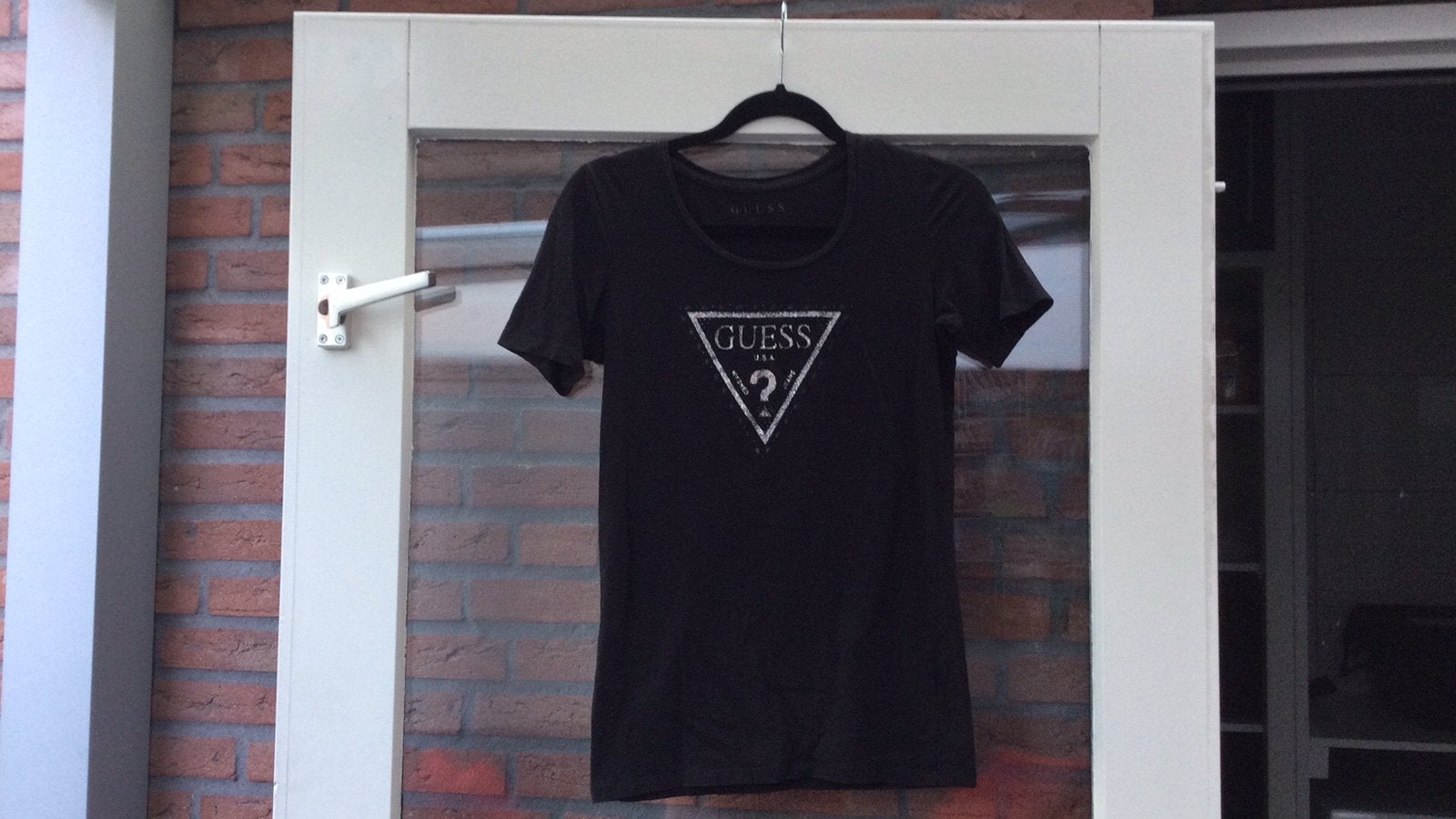 Guess shirt met zilver glitter opdruk maat M, Ophalen of Verzenden, Zo goed als nieuw, Zwart, Korte mouw